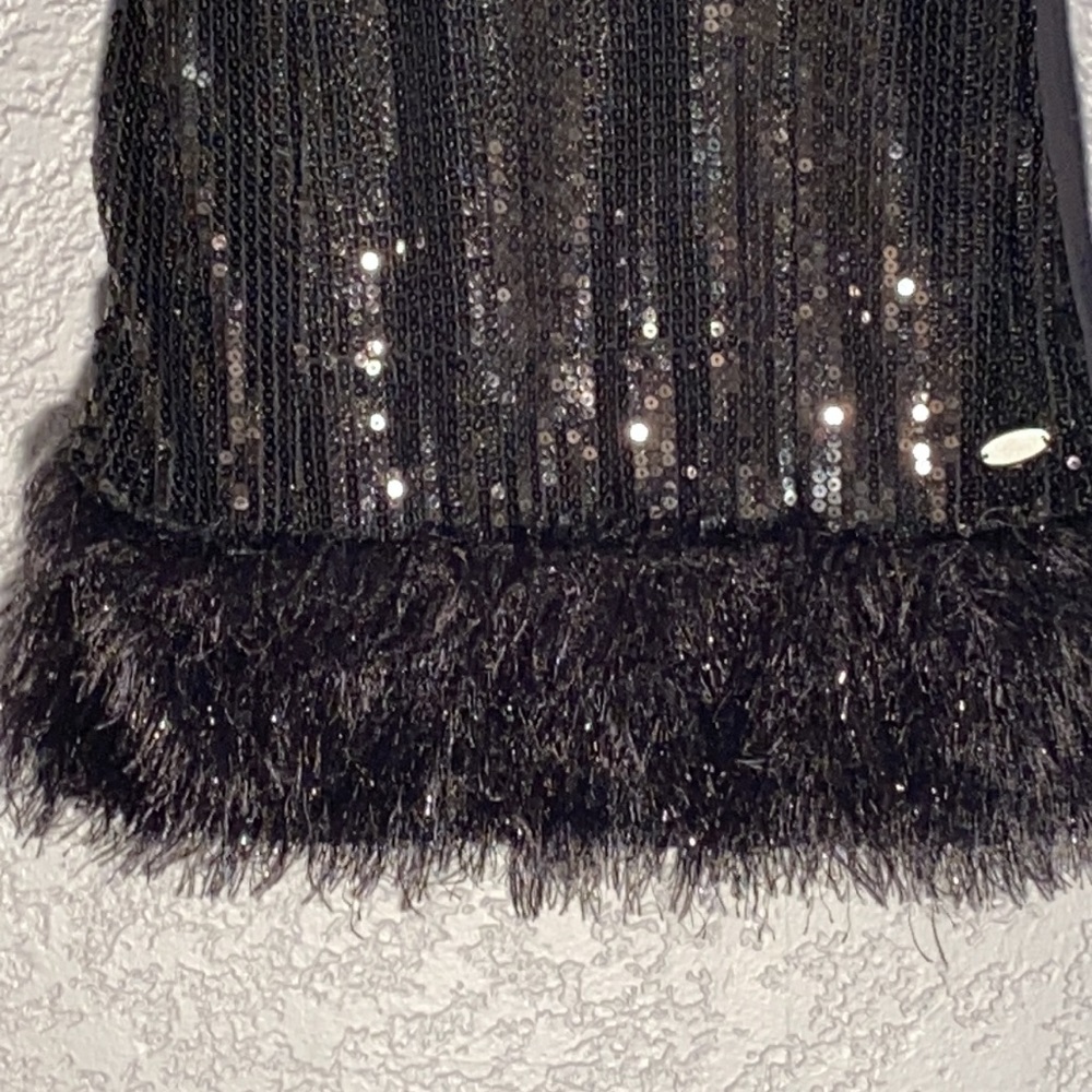 GUESS - tank w black sequins and faux feather fluff on the hem - L - Picture 4 of 16